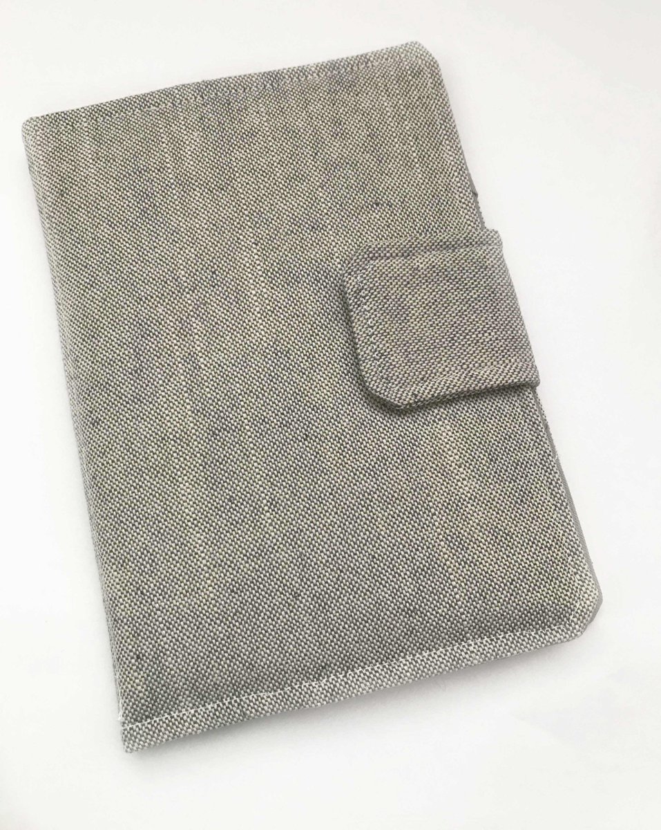WorldSissi's tweet photo. Serious reading? Serious man? :-D This case might be the right choice. 
Don't you like inner color? Easy to customize :-) 
#giftforhim #kindle #kindlecover #kindlecase #ereadercover
https://t.co/Y2JrEOGrg0 https://t.co/ybmbUpHqrZ