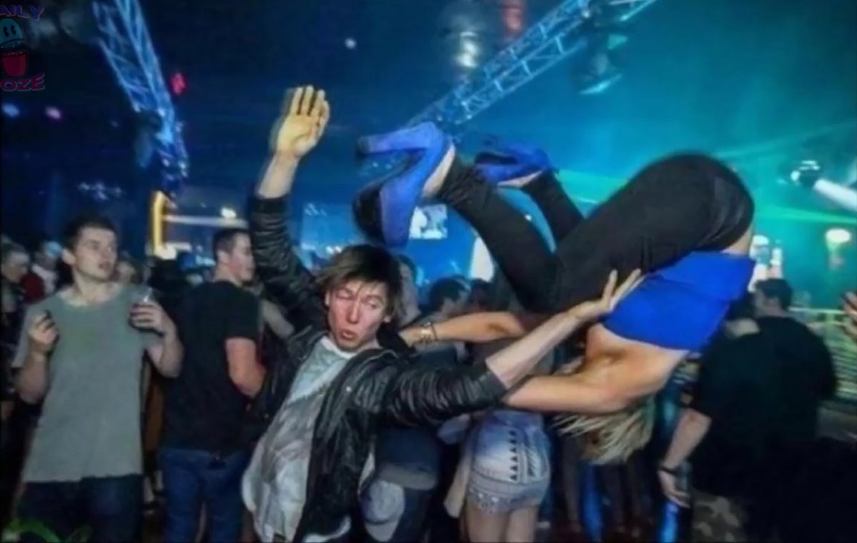 Slydor1's tweet photo. 15 Hilarious Photos Fails Caught In NightClubs #nightclub #fail #drunk #girlsfail #boysfail #slydor #funny #lol #wtf #funnyfails#hilarious #weird 
https://t.co/IC3IUPDRcT https://t.co/yZS7jyYZl8