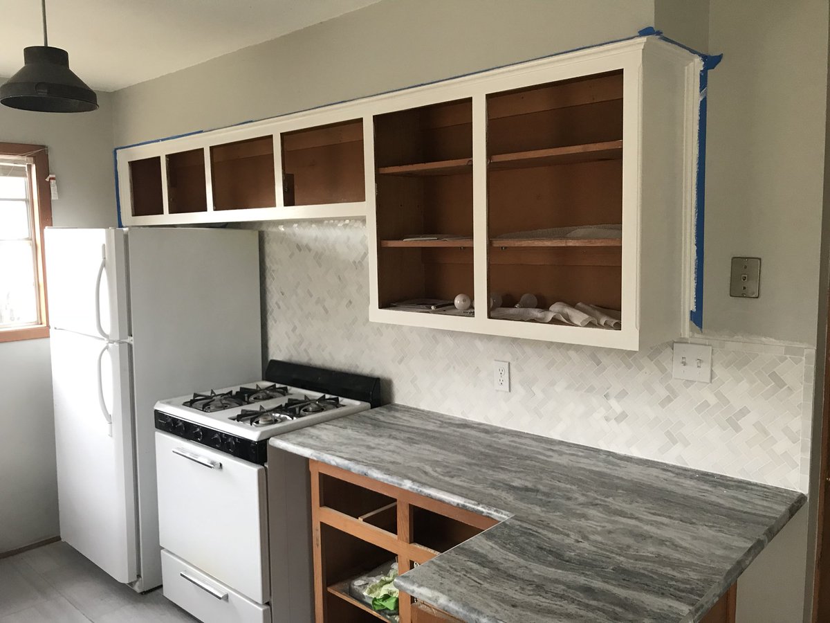 SB_Thompson's tweet image. The tile is done! Time to start painting the lower cabinets. 2 small cabinets are built for the sides of the stove &amp;amp; will be installed Monday, along w a vent hood. So close to moving in.  🤣 
#projectsunset #fixerupper #renovation #kitchendesign