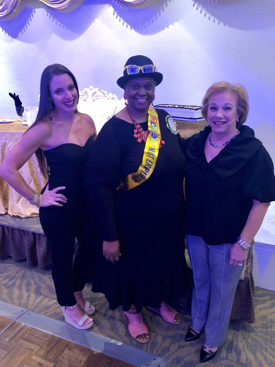 Shenandoah_Elem's tweet photo. Celebrating our amazing Ms. Roby’s retirement! Wishing her all the best in her new adventures! #31yearsofservice @MDCPS @MDCPSCentral https://t.co/00ko0n2WH0