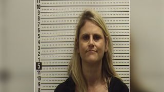 wsbtv's tweet image. #BREAKING: Woman harassing sisters outside of their own apartment in viral video turns herself in to police: 2wsb.tv/2PzZZEZ