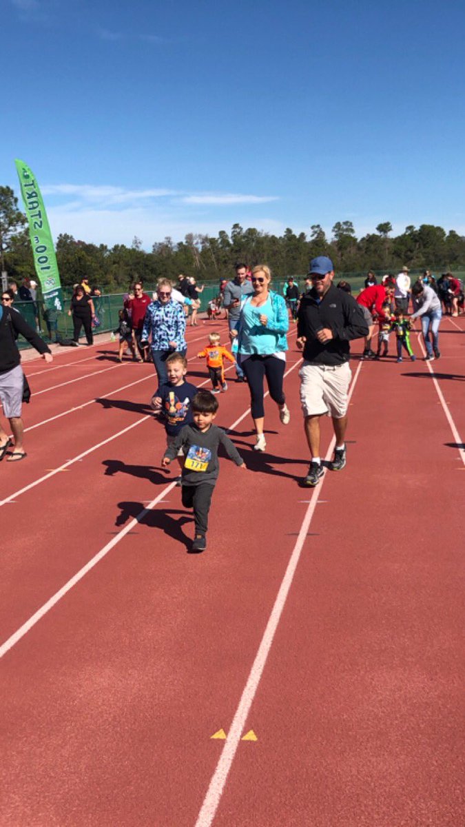 Maura_Lynn1's tweet photo. When Mickeyβs waiting at the finish line to give you a high five. ππ» #WineDineHalf #runDisney #GoGoSqueeze #wdw #Mickey #ratatouille #disneymom #disneystyle #DisneyKid #Disney #disneylife #momlifeisthebestlife https://t.co/jF6YxiSICZ