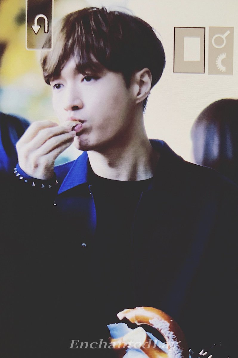 EnchantedLay's tweet image. #LAY 1103 NYC 🍂🍂