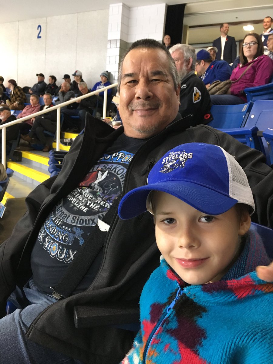 worldliveas1's tweet photo. #eaglesselfie https://t.co/sfFqpJEXN7