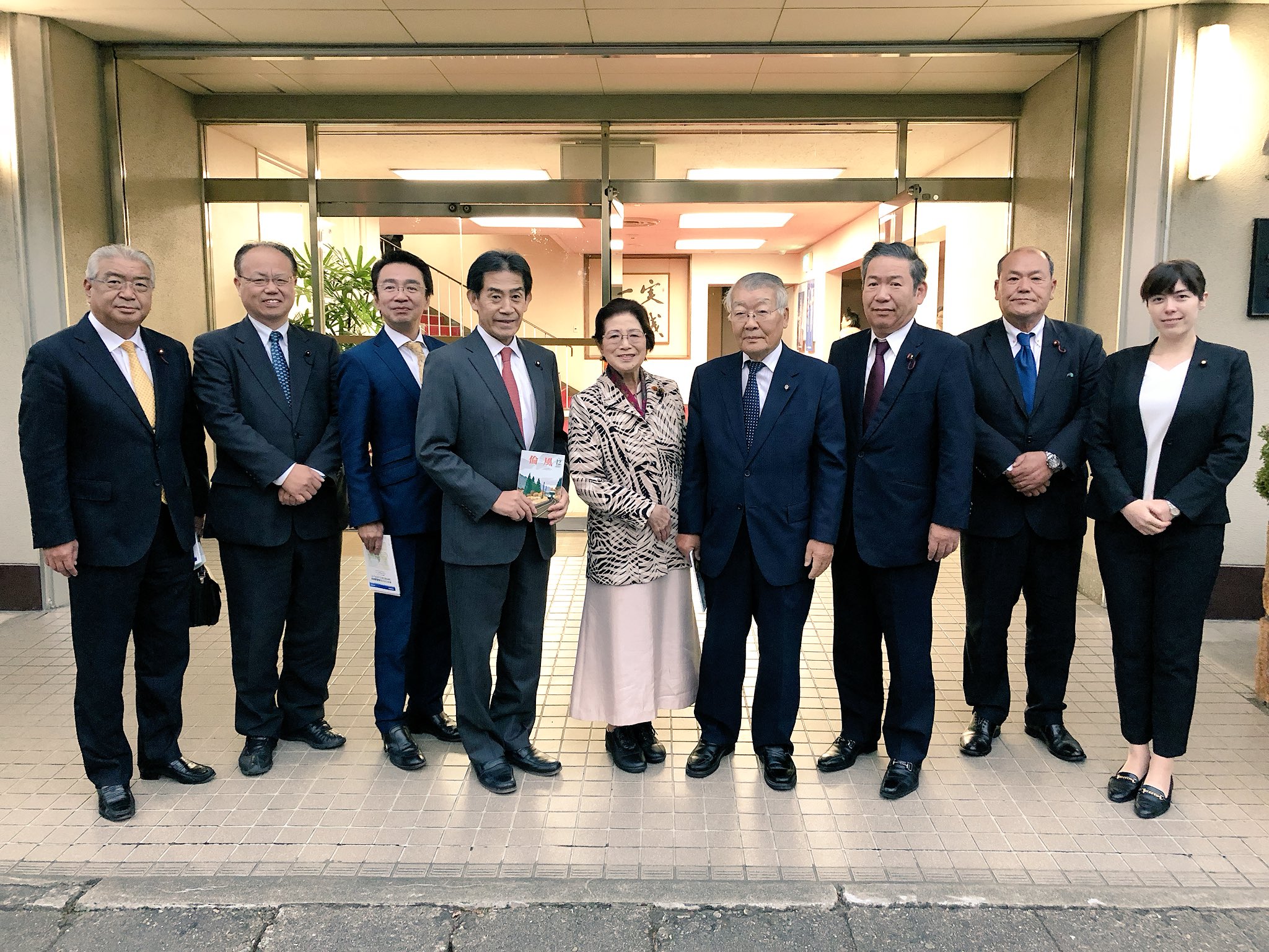 あいさわ一郎 Twitterren 朝起き会 実践倫理宏正会 です 岡山の実践倫理 会館です 石原清子支部長を囲んで 今朝は倫風宏話 遠目から成長を見守る実践を と題して上廣哲治会長先生に学ばせて頂きました 人は育てられるのではなく 自ら育つものなのです と 人