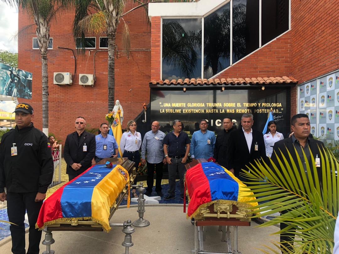 Desde el estado Carabobo, acto velatorio de dos guerreros del #CICPC quienes lucharon hasta el último momento.
Honor a quien honor merece.
Los que mueren por la vida no pueden llamarse muertos... <a href="/DouglasRicoVzla/">Douglas Rico</a>