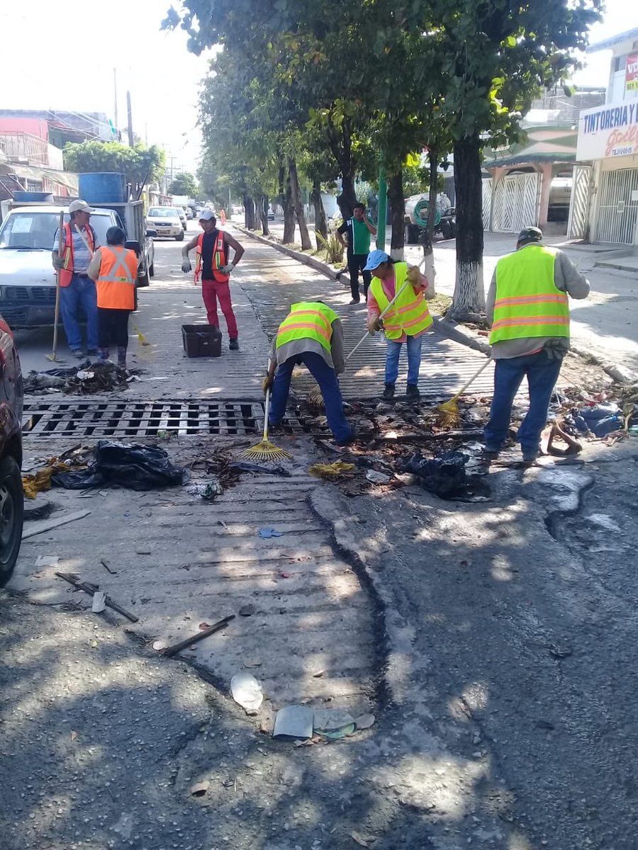 TuxtlaSSM's tweet photo. Brigadas de Limpia y Aseo Publico efectuaron limpieza de alcantarillas, barrido manual y levantamiento de basura en varios puntos de la ciudad. #TuxtlaCiudadDigna #TuxtlaGutierrez https://t.co/XX8QX5CzVY