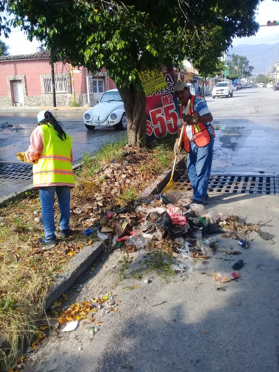 TuxtlaSSM's tweet photo. Brigadas de Limpia y Aseo Publico efectuaron limpieza de alcantarillas, barrido manual y levantamiento de basura en varios puntos de la ciudad. #TuxtlaCiudadDigna #TuxtlaGutierrez https://t.co/XX8QX5CzVY