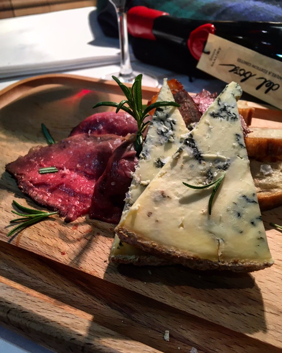 paxtonscheese's tweet photo. Definitely our highlight of @laithwaites #LaithwaitesLive this year... We paired our finest English Stilton with Donald Russell @gourmetbutcher rare roast beef and a 2009 Maury, a delicious sweeter red wine. Classic and indulgent and oh so delicious! https://t.co/GXeOQ81TfT