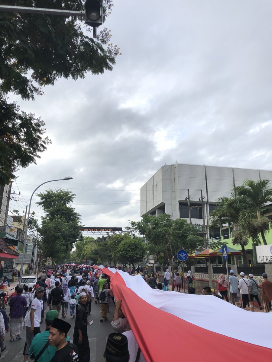 DPP_PKB's tweet photo. Panglima Santri Nusantara @cakimiNOW bersama peserta #JalanSehatSarungan membentangkan bendera Merah Putih saat Jalan Sehat di Alun-Alun Jember. NKRI Harga Mati!  #SantriSatukanNegeri https://t.co/rTyd8CcSYo
