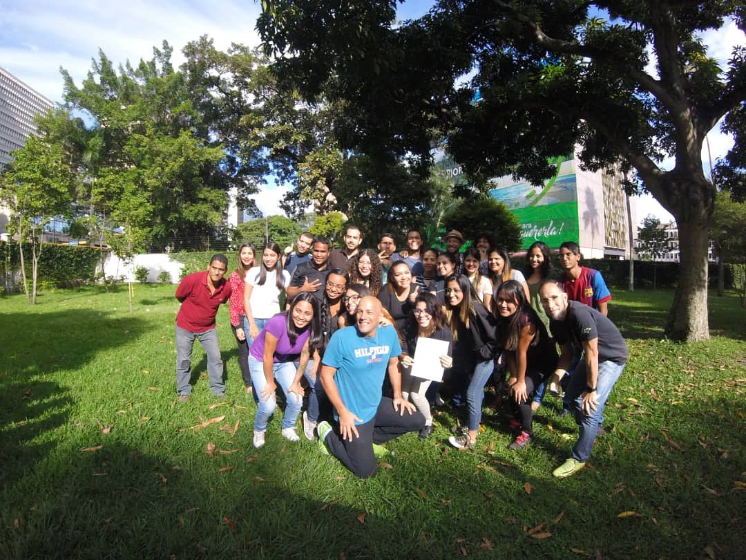 Hoy cantamos, jugamos y conocimos la historia de cada steemian que asistió. Esperamos poder compartir con ustedes nuevamente y que continuemos trabajando juntos para consolidar la plataforma steemit en el país. ¡Hasta el próximo encuentro! 😉

#SabadoDe #steemit #Caracas