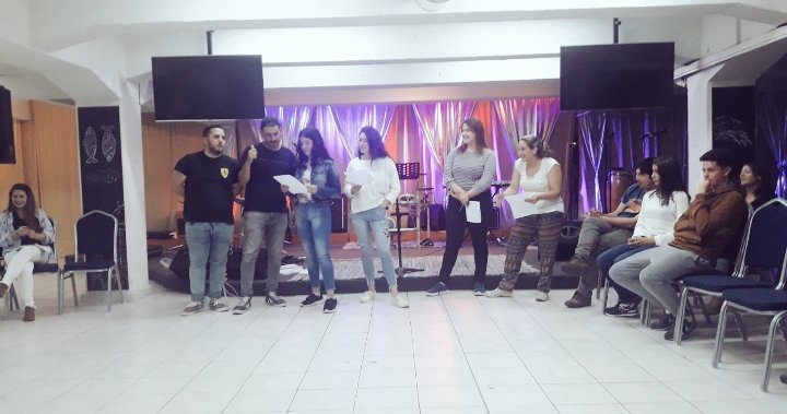 jovenesVT's tweet photo. Un sábado diferente en @jovenesVT. Nos reunimos en grupos para hablar de los héroes de la Biblia. https://t.co/7ToyUAELIy