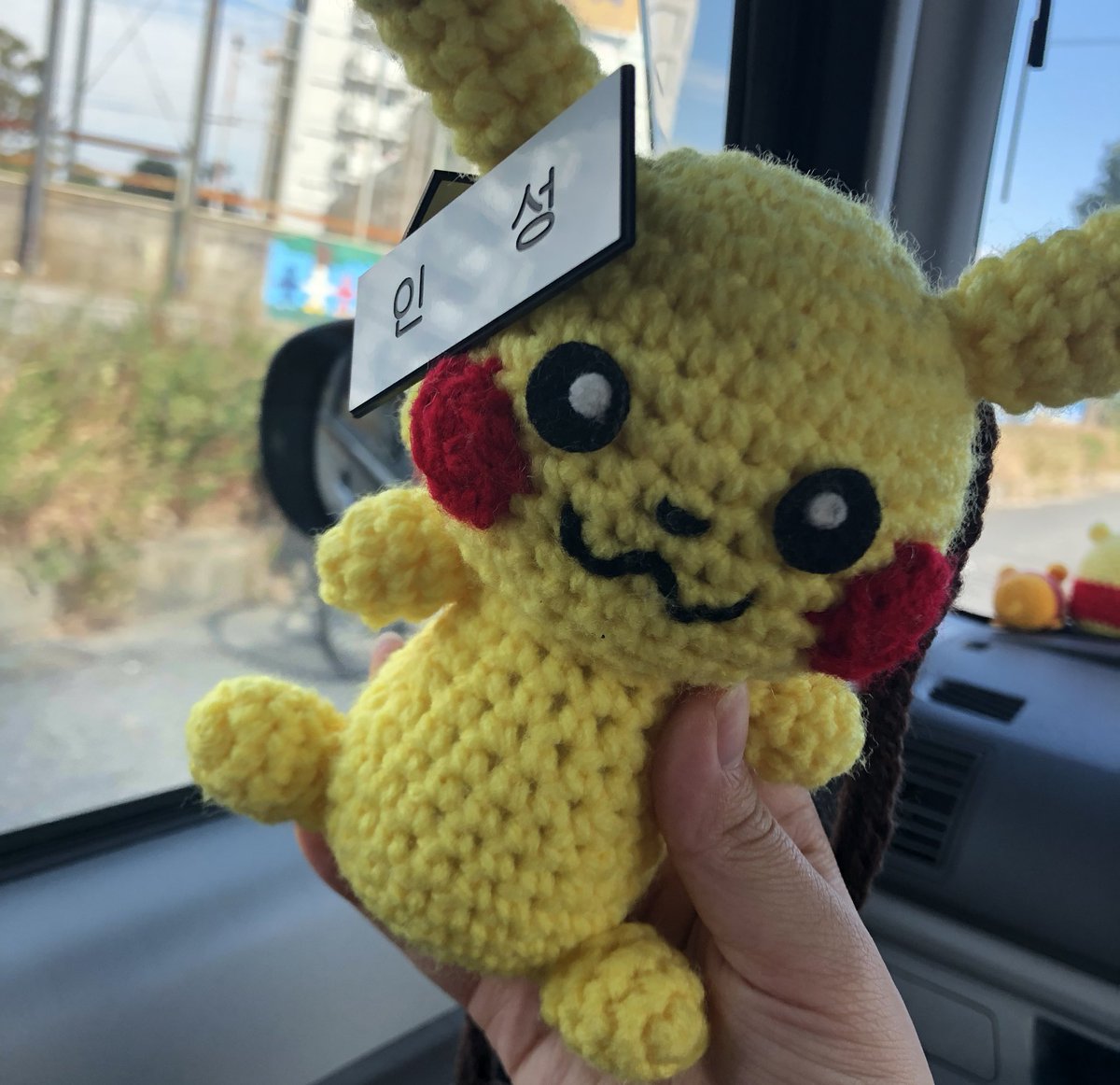 kanon_sf9's tweet photo. 今日の服装です！！！
あと二枚目のピカチュウぶら下げてると思うので目印にしてください！！
交換してくださる方会う約束してる方よろしくお願いします！！10時半頃着く予定です😓 https://t.co/XFg1VgZEN7
