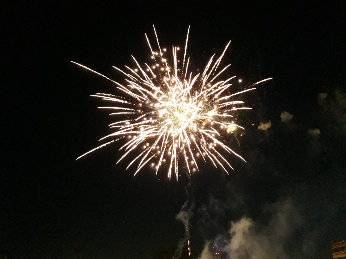 MigueBertolotto's tweet photo. Hace un par de horas, fuegos artificiales en #Alparamis en Olivos.
¿Cuál fue el festejo? La llegada de #PapáNoel.
Hoy es 3 de noviembre. ¿Me da la sensación a mí o #PapáNoel llegó un poco temprano? https://t.co/7DIolBxudk