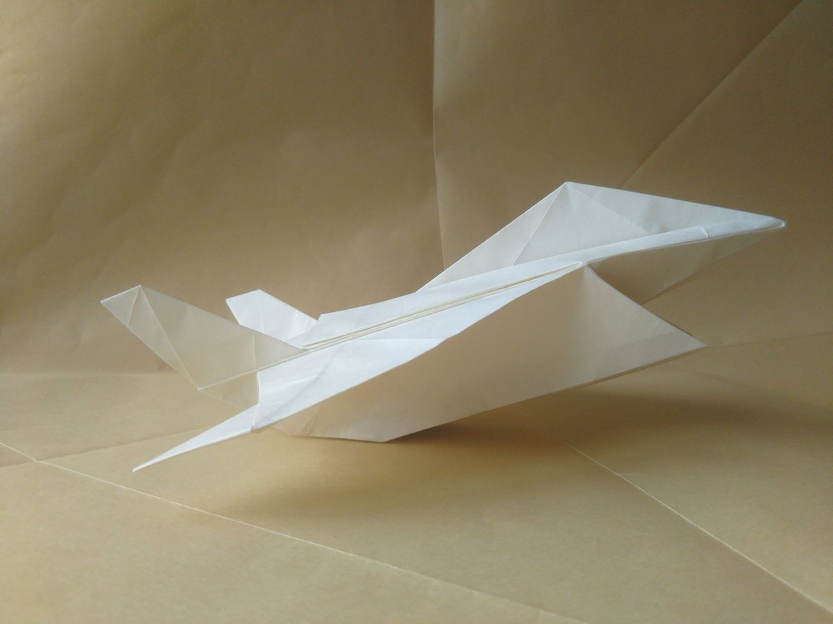 Taon 折り図本企画中 折り紙作品 構造としては風船の基本形ベースで 機首が紙の中心に来るという折り紙飛行機にはよくあるパターンです 紙効率は微妙になるのですが 割れなしの全方向造形は売りです とくに 腹側は完全一体成形です また ほぼ