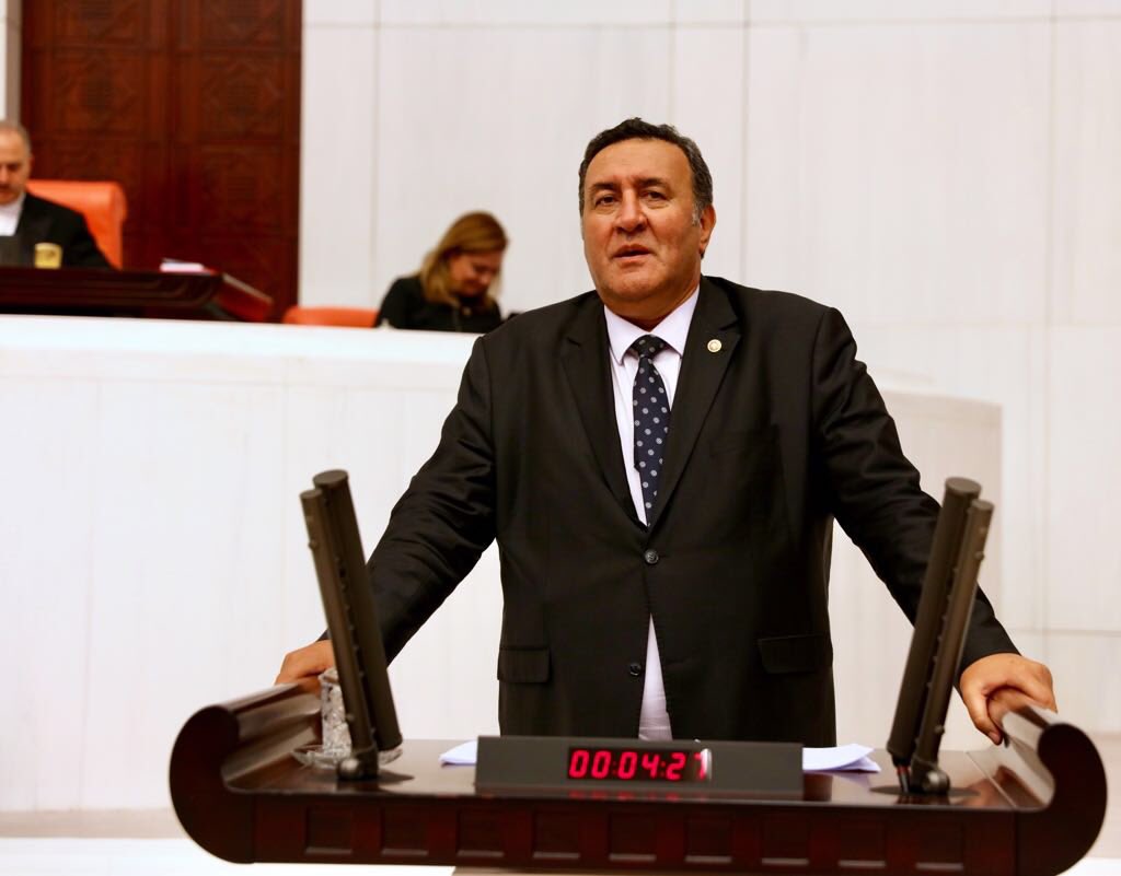 Bakan sorumuza verdiği yanıta göre ,Geçen yıl 1363, son 5 yılda ise 6 binden fazla mezun veren sanat tarihi bölümünden, 2018 yılında sadece 1 kişi öğretmen olarak atandı. Sanat tarihi mezunlarına büyük haksızlık.<a href="/SanatTarihiPlt/">SanatTarihiPlatformu</a> #Sanattarihcilerkadrolarininpesinde