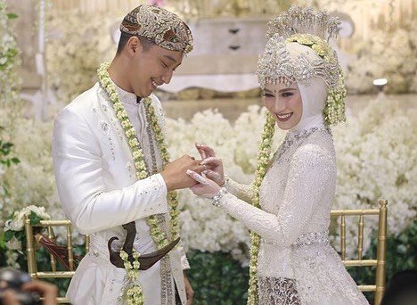 JFUIN's tweet photo. Ngiring bingah.
Wilujeng ngambah sagara rumah tangga teh @MelodyLaksani, sing rukun, runtut raut, kacai jadi saleuwi kadarat jadi salebak. dido’akeun mugia sing janten kulawarga nu sakinah mawadah warahmah dipaparin katurunan anu sholeh sareng sholehah. https://t.co/tF3jcsmukB