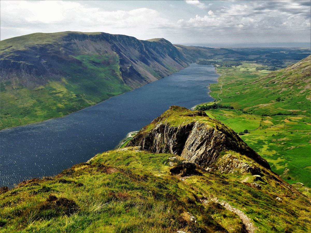 StanLeigh18's tweet photo. #TheScrees from #Yewbarrow
Recently enjoyed revisiting #WhinRigg &amp; #IllgillHead above #TheScrees - using the #Miterdale route. However, #Yewbarrow provides a great viewpoint of one of masterpieces of #lakeland 
@glocky9 @keswickbootco @Wainwright_Pub https://t.co/0MbVc1aIGS