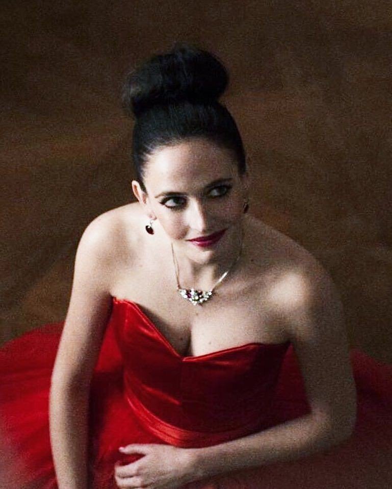 _Vanessa_Ives's tweet image. -Llego a la fiesta de disfraces un poco tarde esperando que nadie notara su tardanza. Aunque el vestido que había escogido no era fácil de ignorar.-

#DUHalloween #SnowWithe