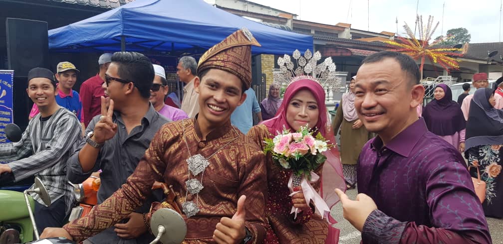 maszlee's tweet photo. Sempat menyantuni undangan di Simpang Renggam semalam. 

Hadi &amp; Sharifah
Nor Azri &amp; Nurul Hidayah
Fikry &amp; Fazilah https://t.co/yNwWNgan74