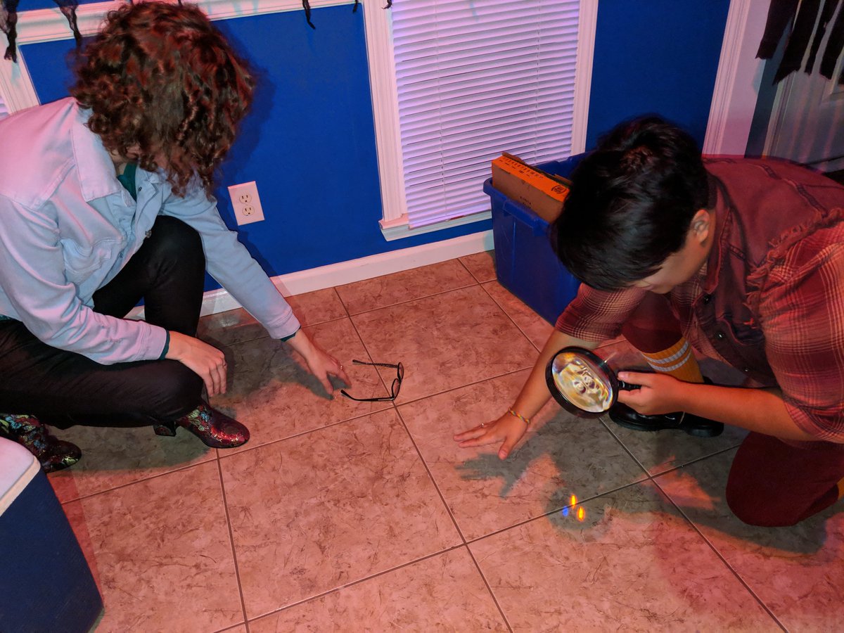 Avila1Emily's tweet image. she lost her glasses but found gay love. #ifoundlovewhereitwasntsupposedtobe #rightinfrontofme #daphneandvelma