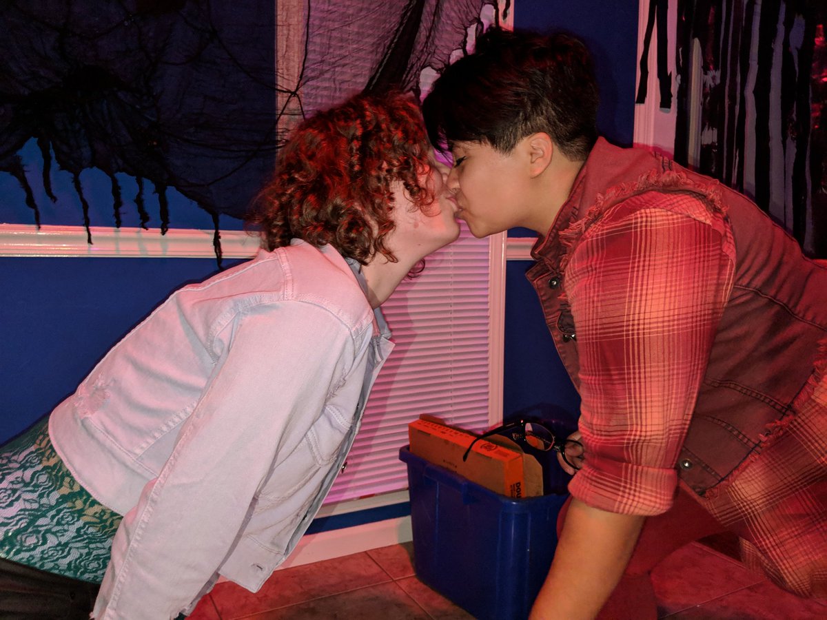 Avila1Emily's tweet image. she lost her glasses but found gay love. #ifoundlovewhereitwasntsupposedtobe #rightinfrontofme #daphneandvelma