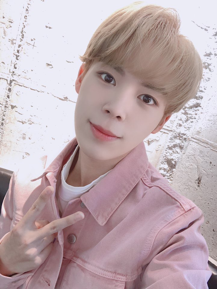 by_verivery's tweet photo. [#연호]
여러분 제가 뭐 가져왔게요..? ㅋㅋㅋ
지난번 저의 사진대방출을 좋아해 주시는 것 같아서 또 잔뜩 가져와 봤어요ㅎㅎ MY ANSWER 많이 들어주세요!!
#여노 #MY_ANSWER #EXO선배님 #보컬라인 #피아노 #허니형 #❤ #사진대방출1 #베리베리 #VERIVERY https://t.co/odhARatp8C