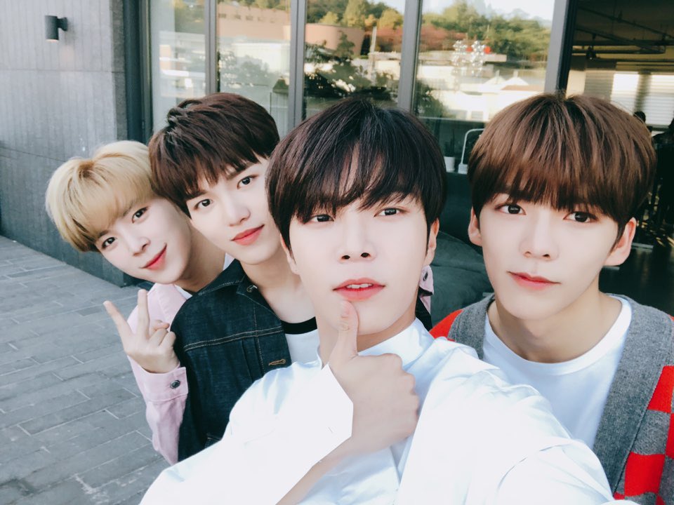 by_verivery's tweet photo. [#연호]
여러분 제가 뭐 가져왔게요..? ㅋㅋㅋ
지난번 저의 사진대방출을 좋아해 주시는 것 같아서 또 잔뜩 가져와 봤어요ㅎㅎ MY ANSWER 많이 들어주세요!!
#여노 #MY_ANSWER #EXO선배님 #보컬라인 #피아노 #허니형 #❤ #사진대방출2 #베리베리 #VERIVERY https://t.co/TJBBfDer8s