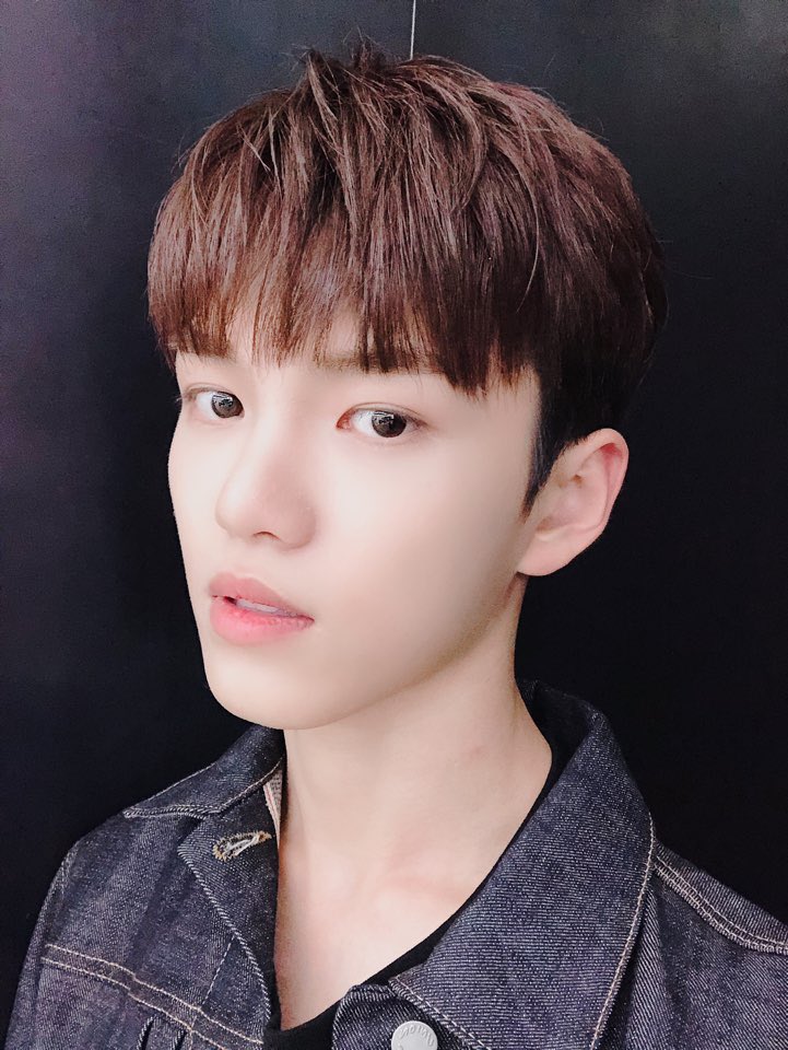 by_verivery's tweet photo. [#연호]
여러분 제가 뭐 가져왔게요..? ㅋㅋㅋ
지난번 저의 사진대방출을 좋아해 주시는 것 같아서 또 잔뜩 가져와 봤어요ㅎㅎ MY ANSWER 많이 들어주세요!!
#여노 #MY_ANSWER #EXO선배님 #보컬라인 #피아노 #허니형 #❤ #사진대방출2 #베리베리 #VERIVERY https://t.co/TJBBfDer8s