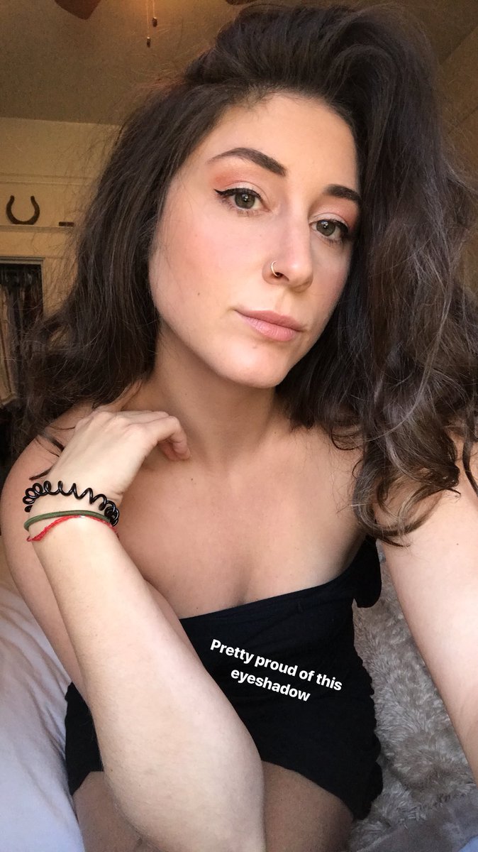 LittsLife's tweet photo. Still v into of my eyeshadow game from yesterday 🍑 https://t.co/oZQJOEyogi