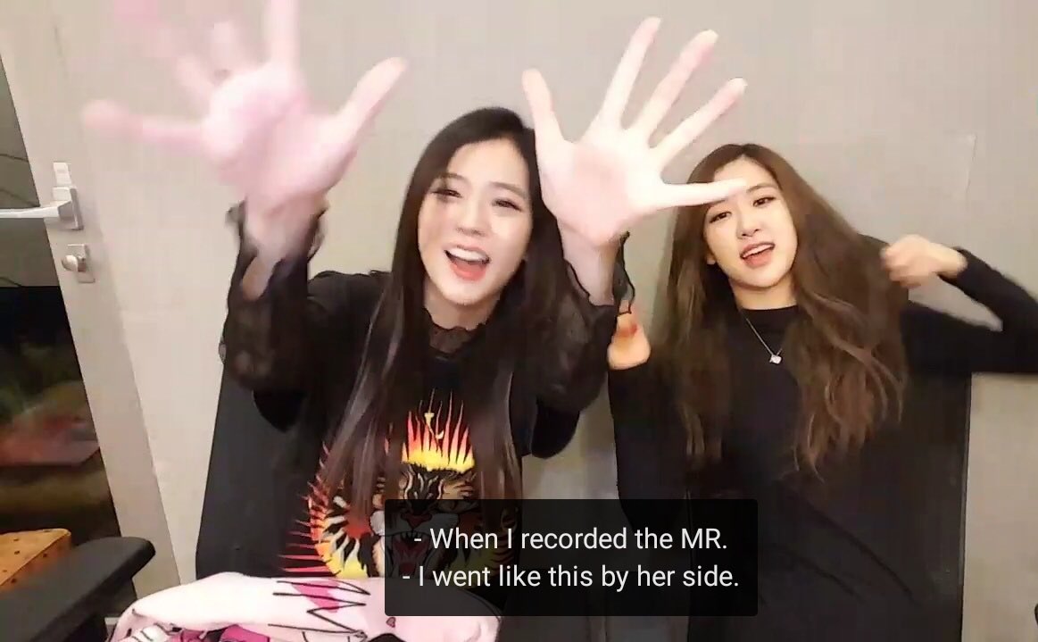 Jisoo supporting and directing Chaeyoung during MR recording