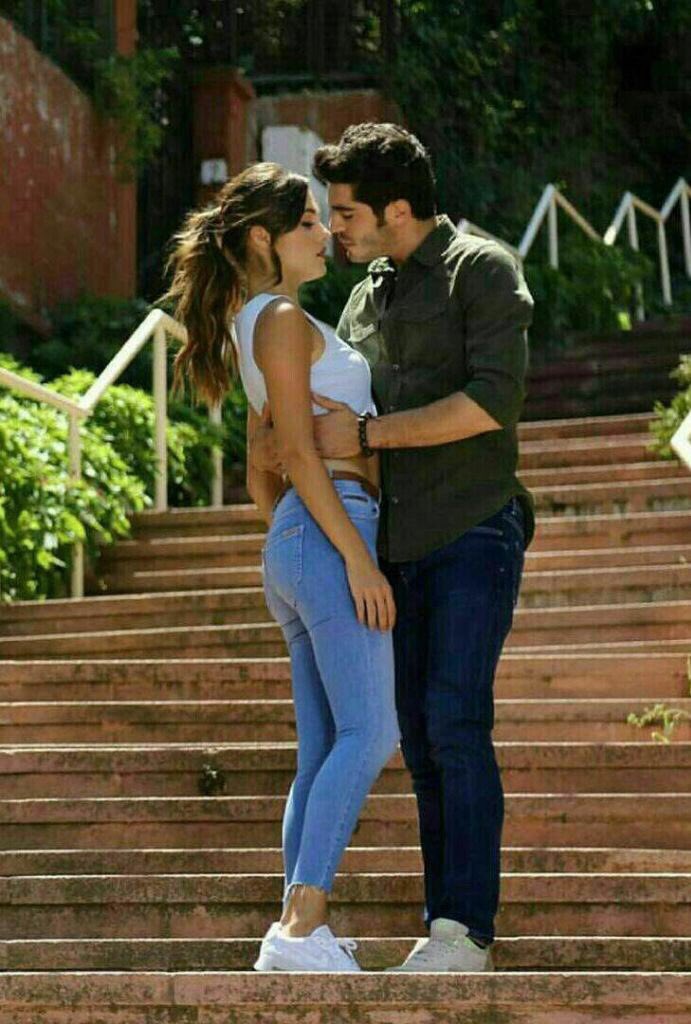 سأقتلك على طريقتي
وانت ستختار كيف تُحب ان تُقتَل
إما اقتُلك شوقًا 
او اقتلُك عشقًا 
اني خيرتُك  فاختار ما يروق لَكْ.                              صباح الحب