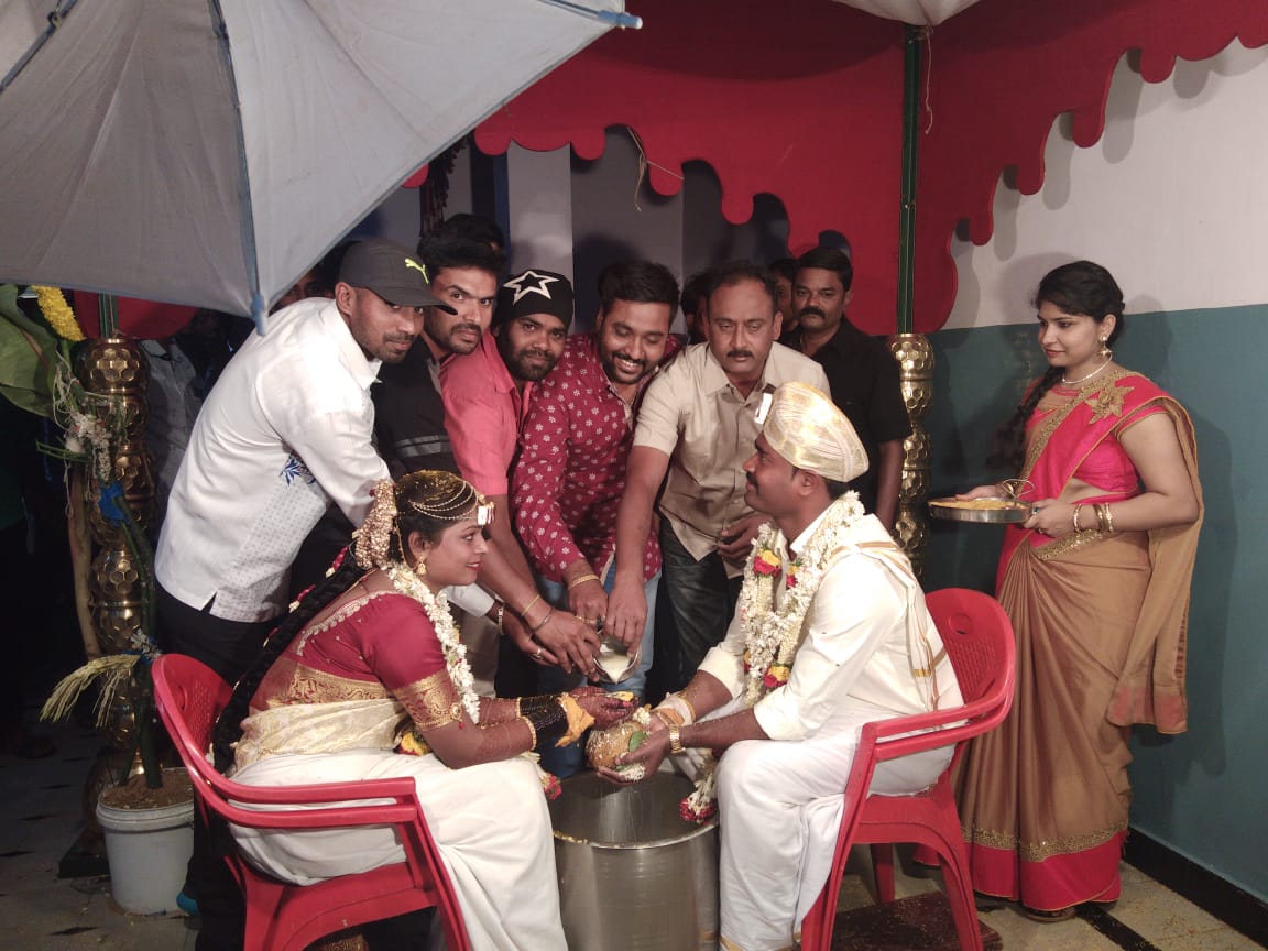 kichcha_muthu1's tweet photo. ನಮ್ಮ @SKKSSSOfficial ನ ಅಧ್ಯಕ್ಷರಾದ ನಮ್ಮ ಪ್ರೀತಿಯ @KicchaShivu6 ವೈವಾಹಿಕ ಜೀವನಕ್ಕೆ ಕಾಲಿಡುತ್ತಿರುವ ನವದಂಪತಿಗಳಿಗೆ ನಮ್ಮ ಪ್ರೀತಿಯ ಶುಭ ಹಾರೈಕೆಗಳು,,,,ನೂರಾರು ಕಾಲ ಸುಖ ಸಂತೋಷ ಸಮೃದ್ಧಿಯೊಂದಿಗೆ ಬಾಳಲೆಂದು ಹಾರೈಸುವ ಕಿಚ್ಚ ಸುದೀಪ್ ಅಣ್ಣನ ಅಭಿಮಾನಿಗಳು 💑💐💐💐
@KicchaSudeep
Best wishes : ಚಿತ್ರದುರ್ಗ #KSSSTEAM https://t.co/sAQsrswSEi