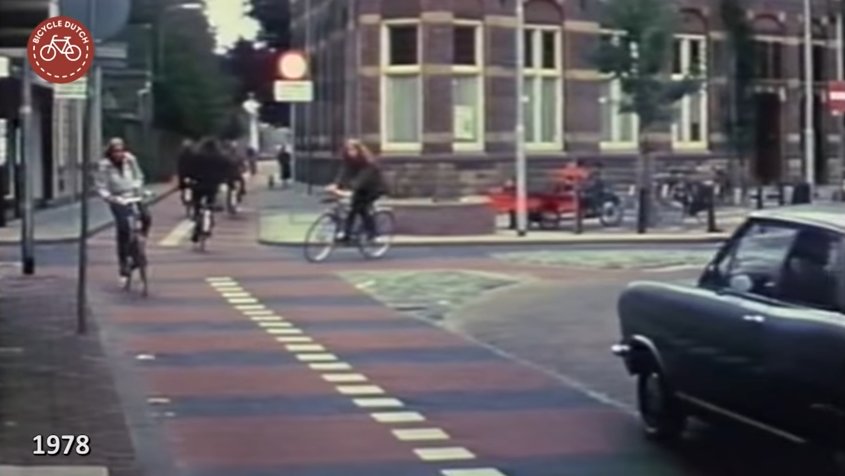 1975 : le gouvernement néerlandais propose la création de villes-pilotes pour le vélo et finance des aménagements expérimentaux. Tilburg et La Haye sont candidates. C'est le début de la transformation de tout un pays. Voici pourquoi, et comment. Dankjewel  @BicycleDutch 