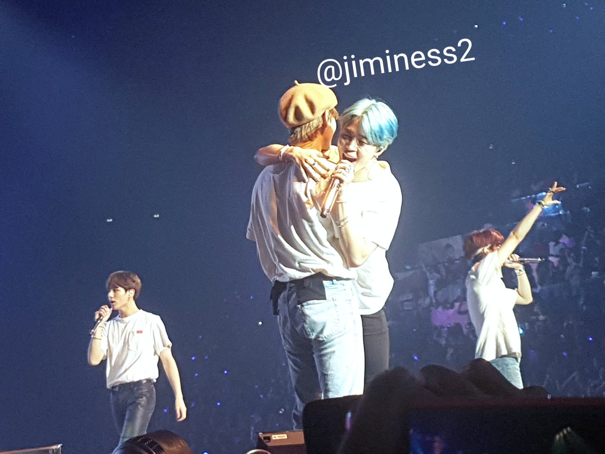 I can't believe I saw them, it's still feel unreal ! I miss them so here a little thread photos/videos of those precious moments Thank you  #BTS it was wonderful  #BTSinParis  #BTSLoveYourselfTour  @BTS_twt
