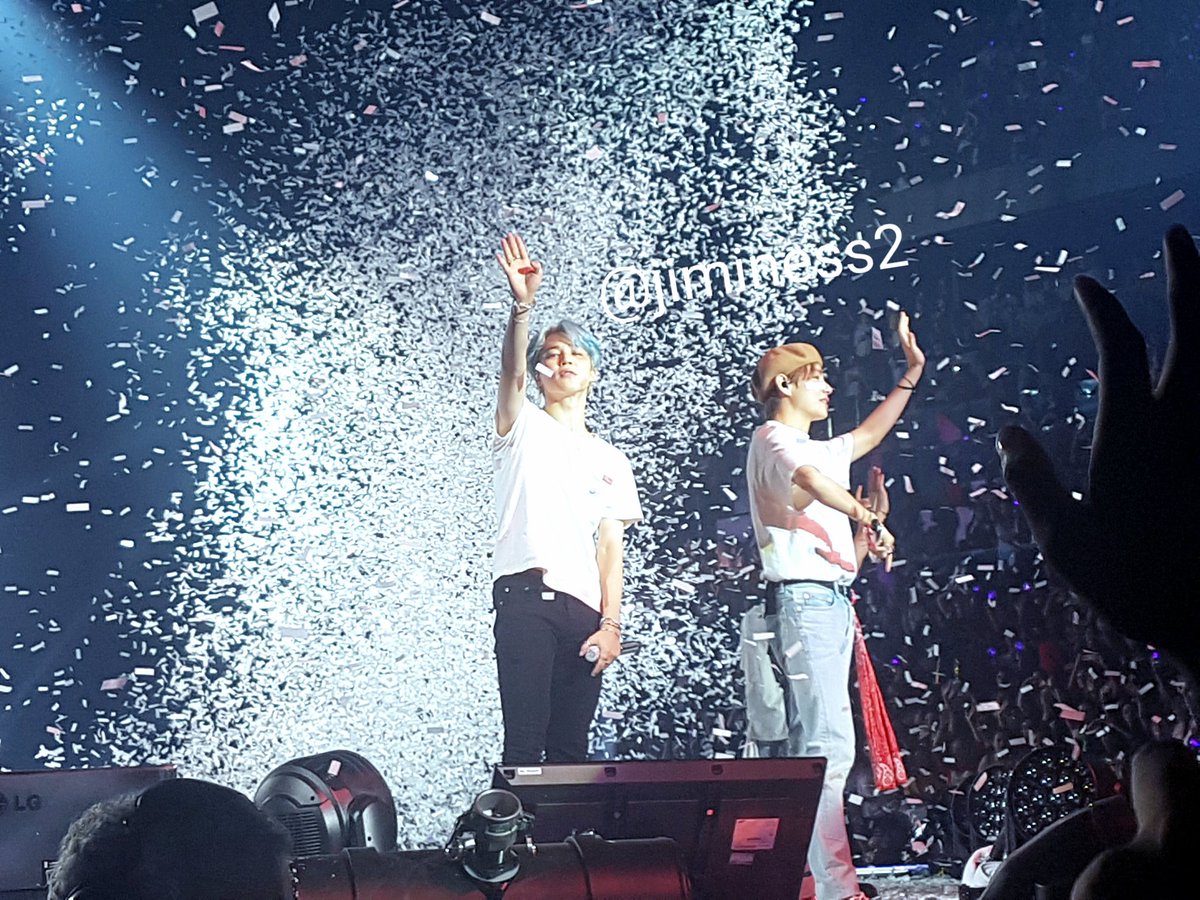 On the 1st one I can't with Yoongi and Jin, they're so funny almost as if they were having an electric shock #BTS  #BTSinParis  #BTSLoveYourselfTour