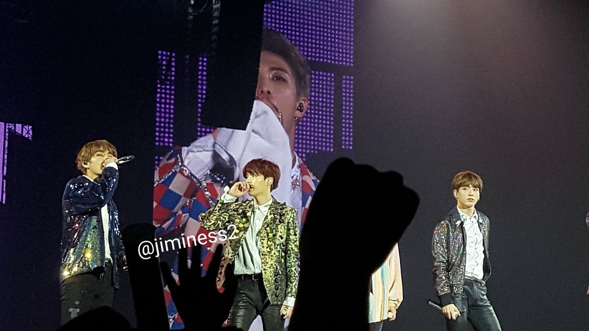 On the 1st one I can't with Yoongi and Jin, they're so funny almost as if they were having an electric shock #BTS  #BTSinParis  #BTSLoveYourselfTour