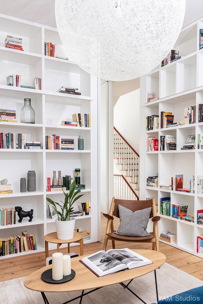 yamstudios's tweet image. We loooove the CH28 chairs, used here as a great compliment to the simple bookshelves!
#YAMProjects #London #home #library #interiors #scandi #scandinavian #furniture via @ClippingsDesign , beautiful photo by @simoneldon