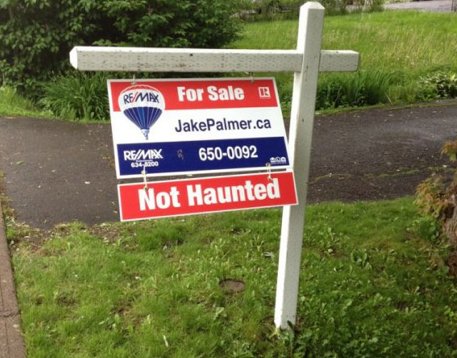 Happy #Halloween! That's one way to drum up business! Would you buy a "not haunted" house? ca.news.yahoo.com/blogs/daily-bu…