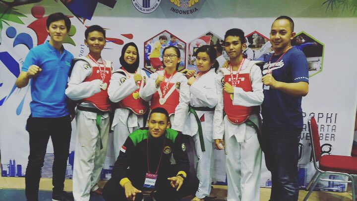 SMA_APM's tweet photo. Alhamdulillah, civitas akademika Adria Pratama Mulya School @apmboardingschool meraih 3 medali emas 🥇🏆 dan 2 medali perak 🥈dalam kejuaraan Taekwondo “Indonesian Youth and Sport 2018” yang disenggarakan di GOR POPKI Cibubur, Sabtu/03 November 2018.
.
Congrats to all winner 🏆 https://t.co/1DCvzFt2yh