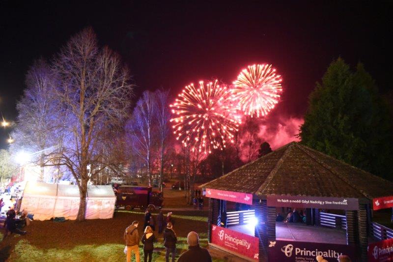 Remember FREE entry after 4pm on Monday night of #WinterFair. Enjoy Christmas shopping, live
music and fireworks starting at 7pm.
Cofiwch fod mynediad AM DDIM ar ôl 4 bnawn Llun y #FfairAeaf. Mwynhewch siopa Nadolig,
cerddoriaeth fyw a thân gwyllt sy’n dechrau am 7 yr hwyr.