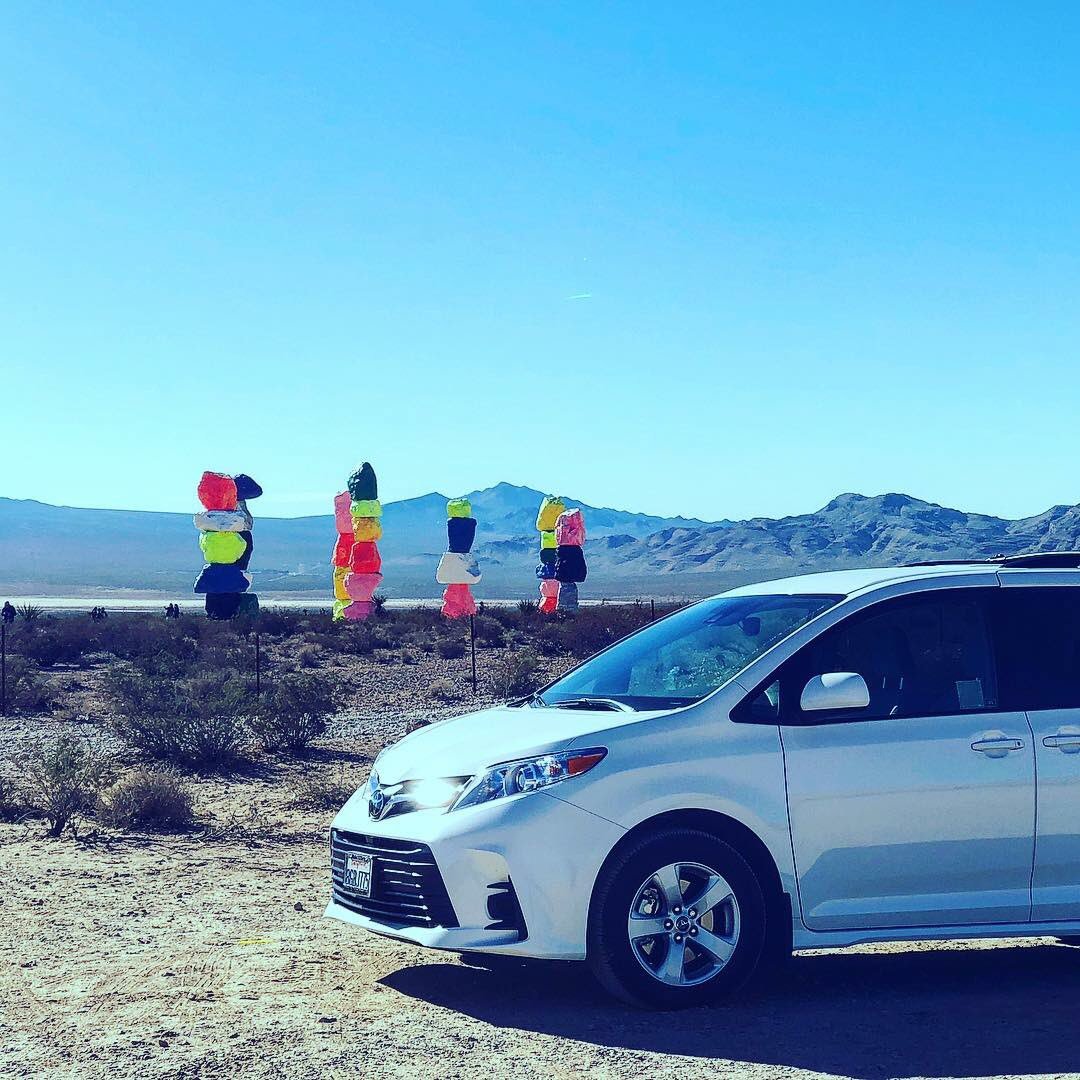 flexdream_us's tweet photo. ロスへの帰り道。
#セブンマジックマウンテン  にて
#トヨタシエナ と記念撮影

#sevenmagicmountains
#l15 #sevenmagicmountain
#toyotasienna #シエナ 
#sema2018 #セマショー
お疲れ様でした。

#flexdream #フレックスドリーム https://t.co/7SXl159jq1