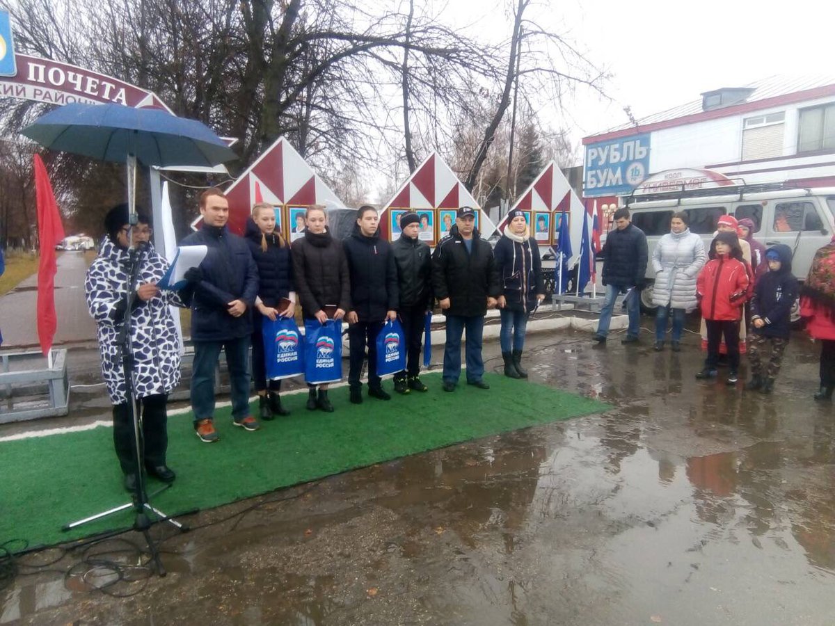 4 ноября в рамках празднования Дня народного единства, на главной площади Ульяновского района прошла акция «Мы-граждане России!». 
Глава района Владимир Кузин и Глава администрации Сергей Горячев вручили паспорта юным гражданам, ученикам Ишеевского лицея и Салмановской школы.