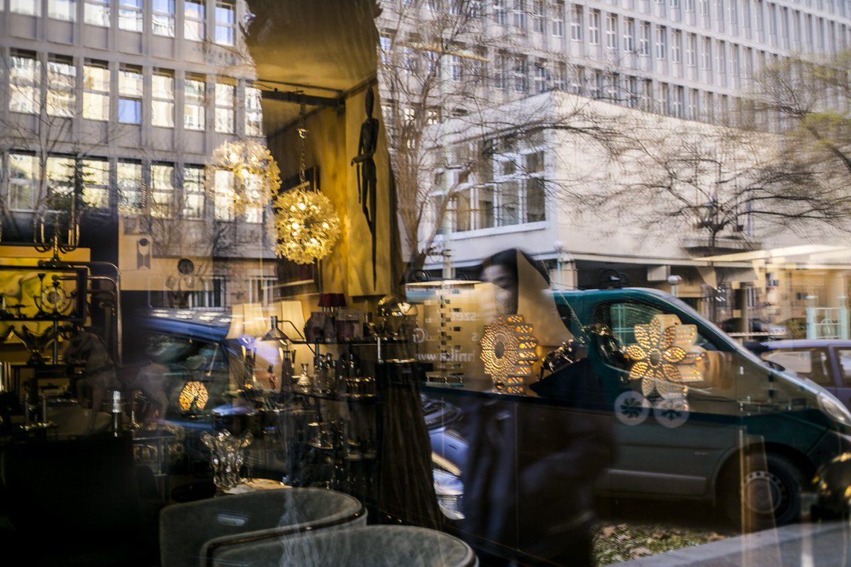 DreamtoursC's tweet photo. FALK MIKSA STREET (UTCA)

If you want to carry a souvenir from Budapešť, you definitely have to go to the Falk Miksa utca. This unique street is specify as the city’s Art&amp;Antique Street with offer of varied artworks and relics 😜

#exploringBudapest #Hungary #art https://t.co/BhX9c16hG4