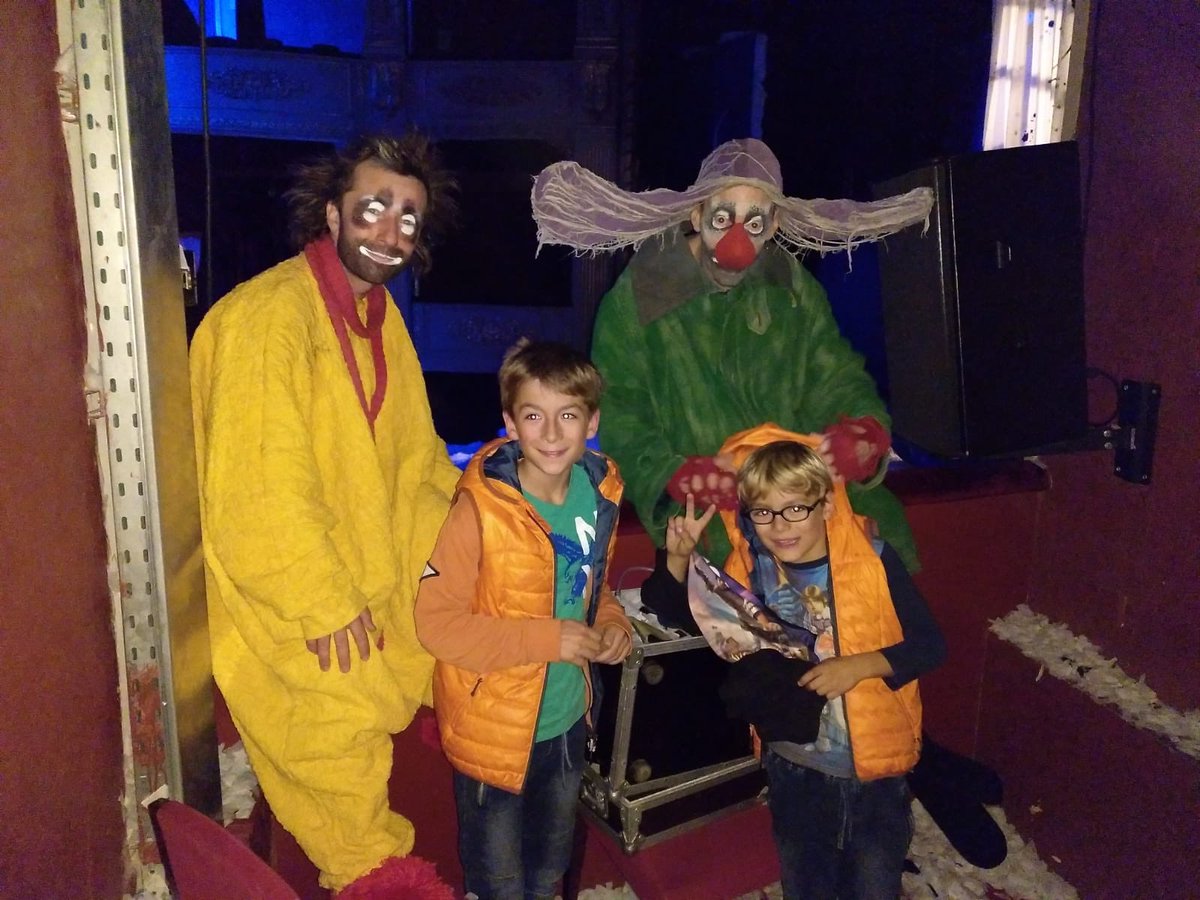 temporadaalta's tweet photo. En Roc i en Lluc Navarro van poder conèixer els #slavas gràcies al concurs del #ClubSuper3! Felicitats! 🎉🤡 https://t.co/AhjFKCviZn