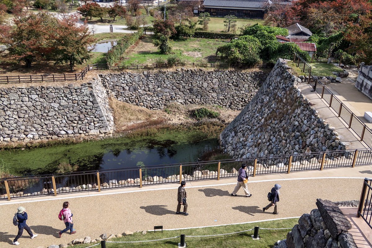 梅林秀行 天守台から本丸内堀の石垣横矢を眺める いい景色だなあ 大和郡山城 織豊系城郭 横矢 梅林秀行 天守台から本丸内堀の石垣横矢を眺める いい景色だなあ 大和郡山城 織豊系城郭 横矢