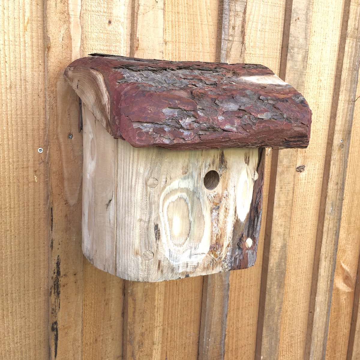 This bird house was handcrafted from local Shropshire reclaimed larch timber it's the perfect home for garden birds

 etsy.com/uk/listing/508…

#UKGiftHour #giftideas #shopindie #ShoppersHour #BirdBox #birds #xmasgifts #handcrafted #upcycledhour #Shropshire #Shrewsbury