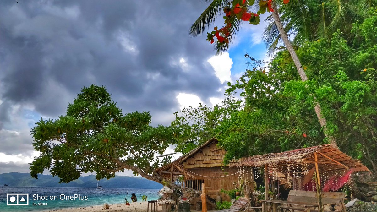 एक और शांत ज़मीन तो दूसरी तरफ कोलाहल करता विशाल समुद्र , हर कोने में अलग-अलग दृश्य थे। चट्टानी समुद्री शैवाल, मूंगा चट्टानों, दीवारों, गुफाओं और उसके साथ सीधे सच्चे पापुआ वासी जो आपको बस छू लेने से खुश हो जाते थे।उनकी मुस्कुराहट .....