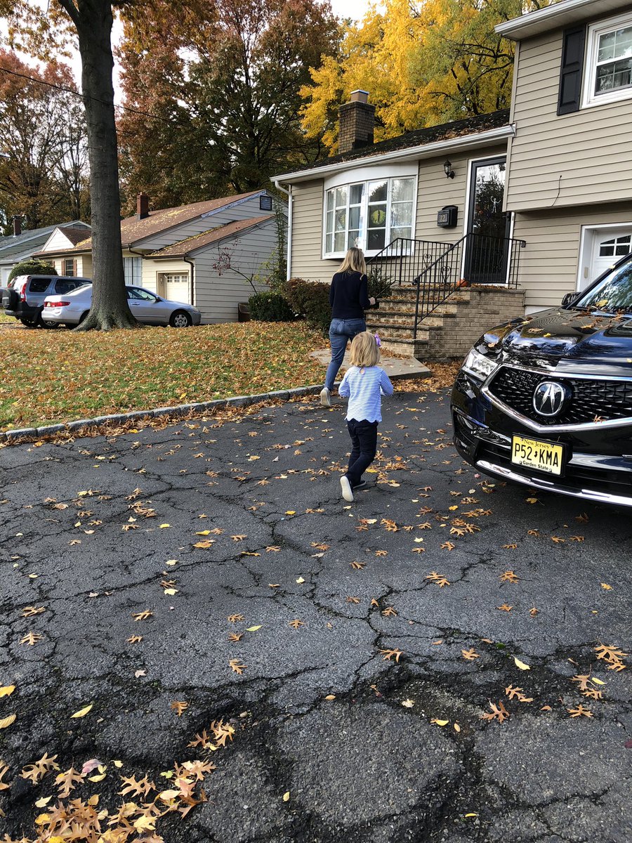 schillingtweet's tweet image. No surprise, the little one is good at ringing doorbells (for @Malinowski ).