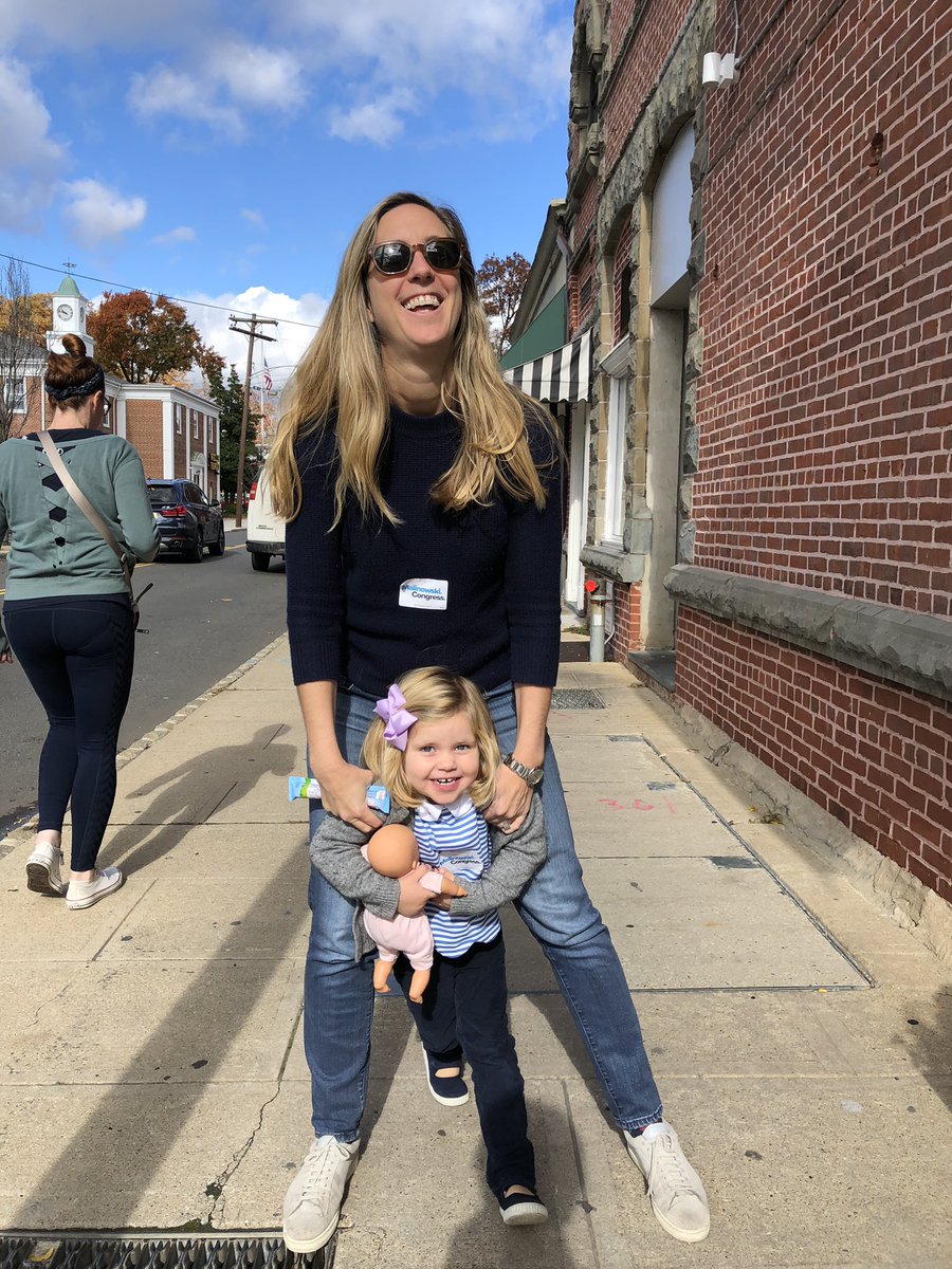 schillingtweet's tweet image. No surprise, the little one is good at ringing doorbells (for @Malinowski ).